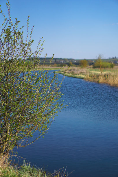 美丽的春江在大自然中流淌。早晨和晚上的风景五彩缤纷。去世界上荒芜的地方旅行。设计素材照片图片下载