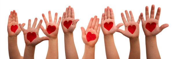 儿童手与心的象征，孤立的背景图片下载