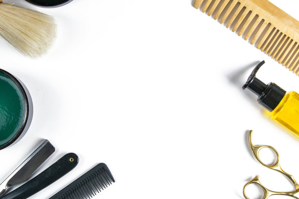 剪刀，理发器，梳子，危险剃须刀，发胶和刷子，用于在黑色背景上的蓝色单片上涂抹泡沫。美容的概念图片下载