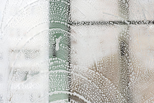 肥皂玻璃，家居清洁，泡沫背景。洗脏窗，做家务概念图片下载