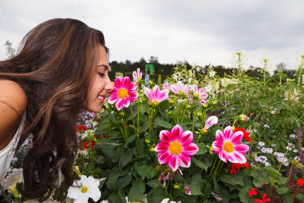 巴黎的美丽女孩图片下载