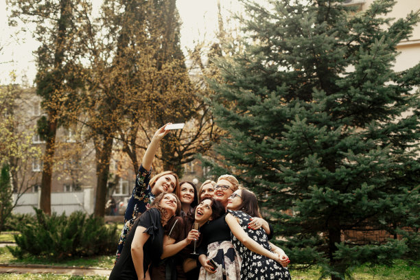 时尚优雅的女性在阳光明媚的公园里自拍搞笑，奢侈快乐的生活理念图片下载