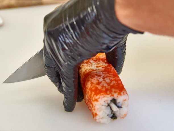 厨师制作寿司卷，特写照片图片下载