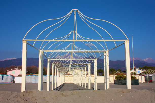 托斯卡纳海滩上无人使用的浴场的雨伞和帐篷结构，没有隔离图片下载