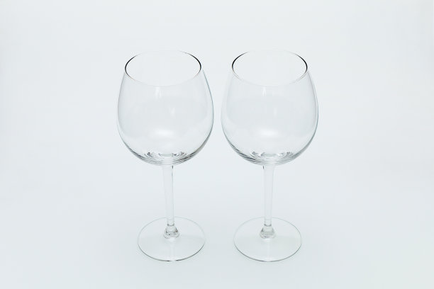两杯白背景的葡萄酒图片下载