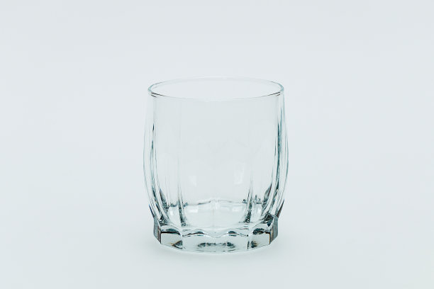 白色背景上的桌子上放着空的多面玻璃图片下载