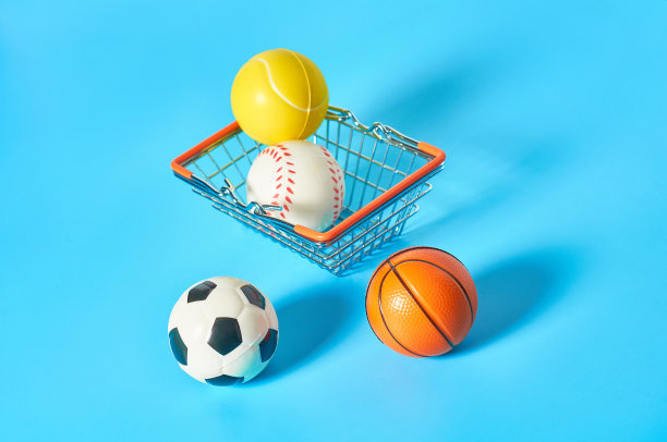 不同的球在金属市场篮子在蓝色的背景。采购运动配件。体育腐败的概念图片下载