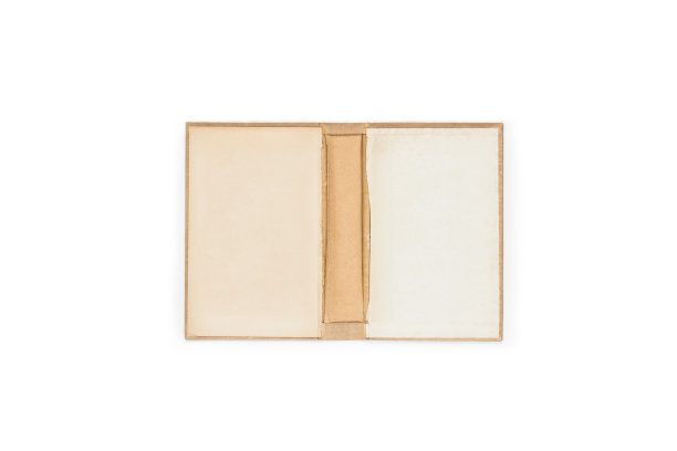 白色背景上的打开的硬皮赤陶书图片下载