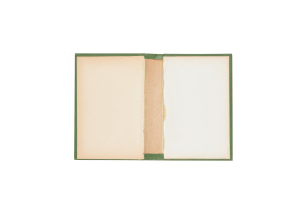 白色背景上打开的绿色精装书图片下载