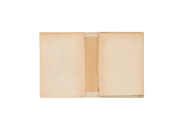 白色背景上的打开的旧黄色精装书图片下载