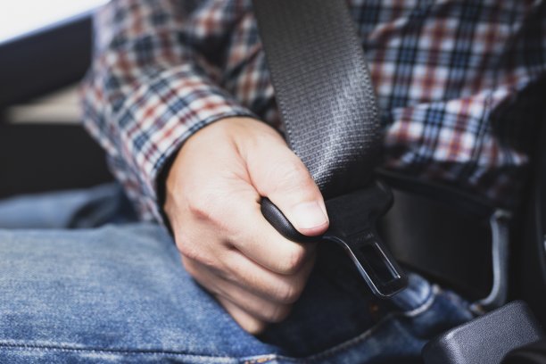 6、系好安全带，安全第一车图片下载