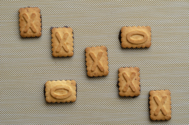 带有tac - toe符号的饼干。图片下载