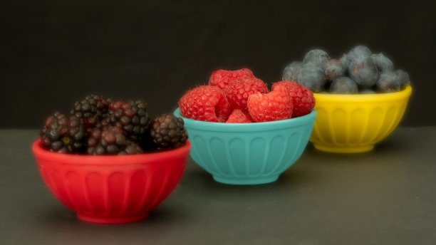 五颜六色的碗里的浆果图片下载