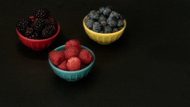 五颜六色的碗里的浆果图片下载