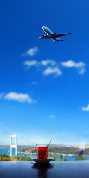 关闭传统的土耳其茶伊斯坦布尔城市和飞行的飞机图片下载