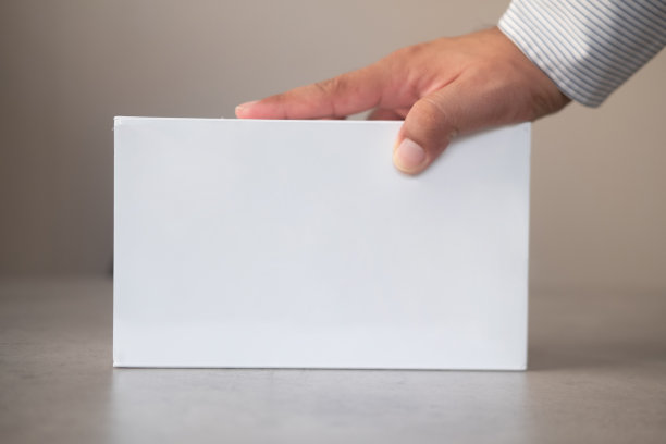 男人手拿白盒。物流运输经营理念图片下载