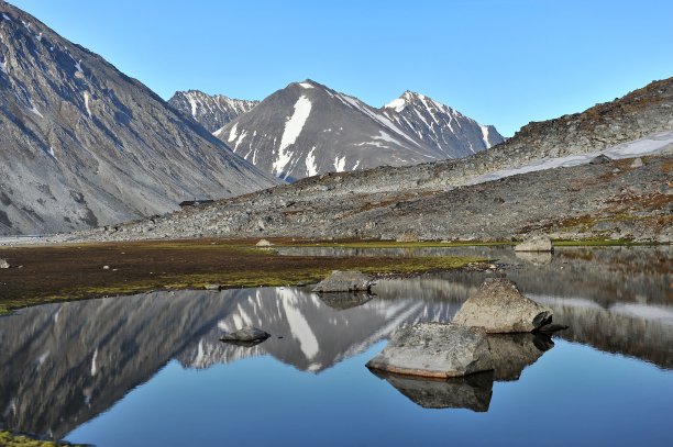 山脉在挪威峡湾的水中的倒影。图片下载