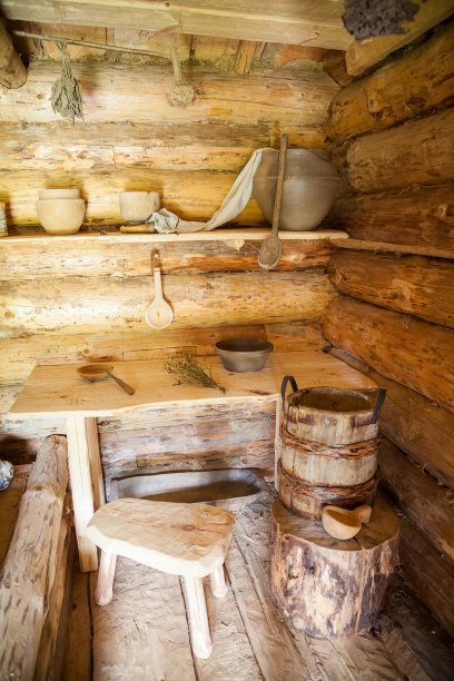 古代农民木屋内部的碎片图片下载