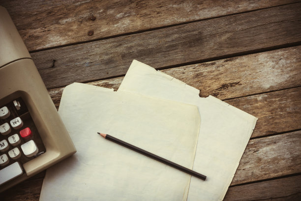 木制背景上的打字机、铅笔和纸。文学、作家和作家、创意写作工作坊和新闻理念图片下载