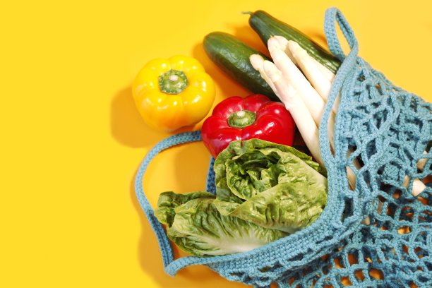 健康饮食在可重复使用的购物网袋。黄色背景上的新鲜蔬菜。白芦笋，罗马生菜沙拉，莴苣，黄瓜，青椒，黄甜椒。零浪费，无塑料图片下载