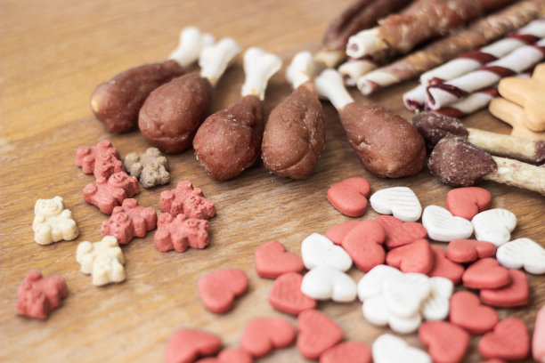 狗狗美味的彩色饼干，狗狗的零食图片下载