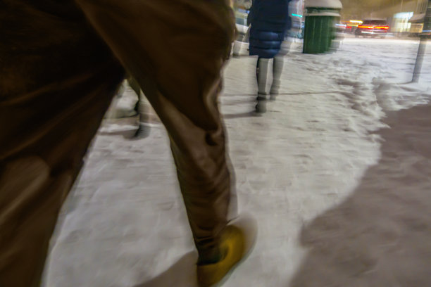 抽象的纽约冬夜与人和艺术运动模糊效果图片下载