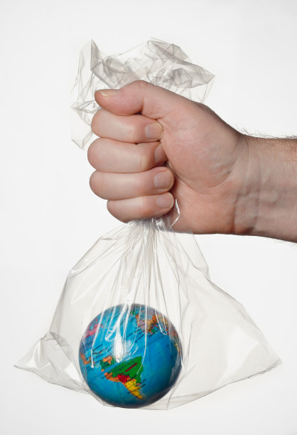 用塑料袋捧着地球图片下载
