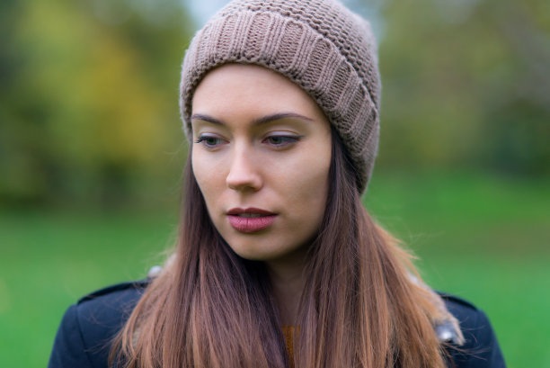 女人在秋天的自然图片下载