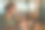 年轻的金发女人在她昏暗的笔记本前工作。桌子上有一个杯子，一个笔记本和一个手机图片下载
