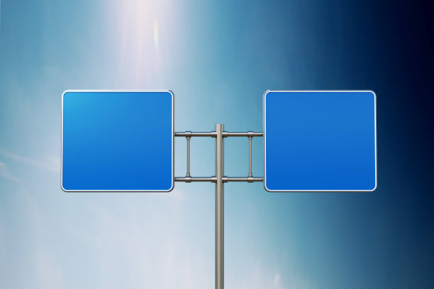 蓝天下的空白蓝色道路标志图片下载