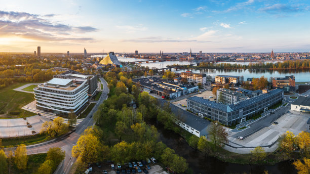 从拉脱维亚里加的一架无人机俯瞰帕尔多加瓦地区图片下载