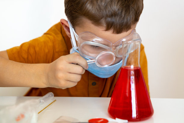 聚焦照片上的小雄龟正看着罐子图片下载