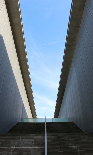 一片天空穿过钢铁和玻璃。现代建筑图片下载