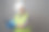 年轻的工程师戴着白色头盔和医用口罩。图片下载