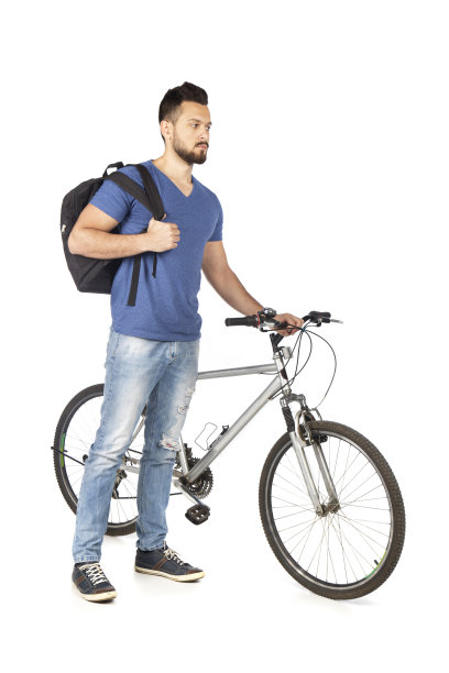 一个骑着自行车打电话的年轻人图片下载