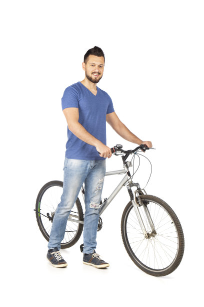 一个骑自行车的年轻人图片下载