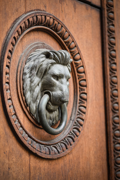 布拉格街道上历史悠久的大门的近景图片下载