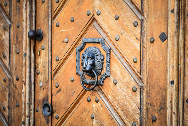 布拉格街道上历史悠久的大门的近景图片下载