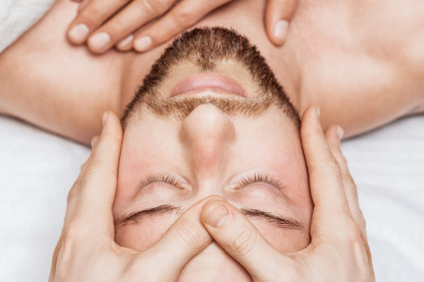 男人接受放松的头部按摩。图片下载