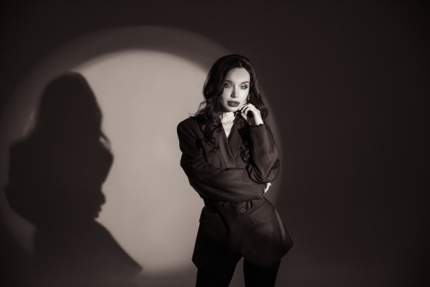 聚光灯下的美女。时尚照片。黑白照片图片下载