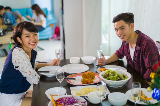 一对亚洲青少年庆祝圣诞和新年派对的照片图片下载