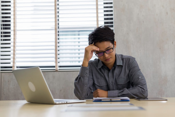 图为商人因工作不成功而紧张，在家工作图片下载