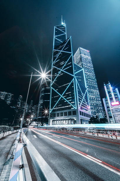 香港灯火通明的摩天大楼和灯光小径图片下载