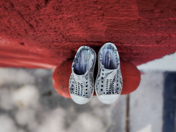 坐在管子上的童鞋图片下载