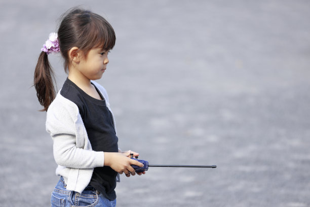 日本女孩操作无线电控制(5岁)图片下载