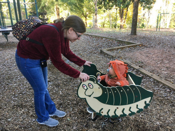 母亲和婴儿在操场上图片下载