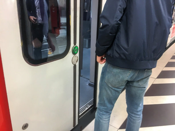 乘坐公共交通的通勤者努力避免新冠病毒感染图片下载