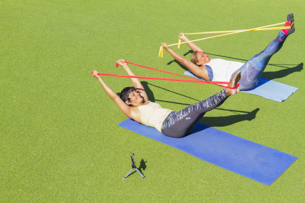 在冠状病毒Covid-19隔离期间，成熟女性在家广播普拉提课程。图片下载