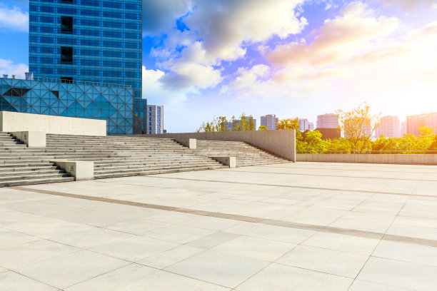 空的广场楼层和上海城市的天际线与建筑物。图片下载