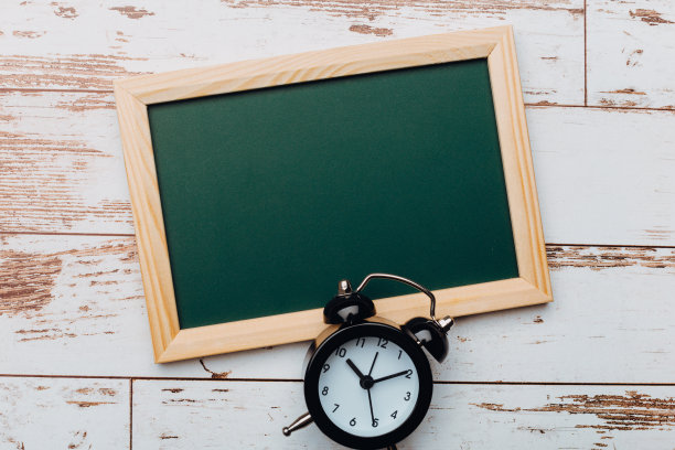 干净的老式粉笔板在木桌上。俯视图图片下载